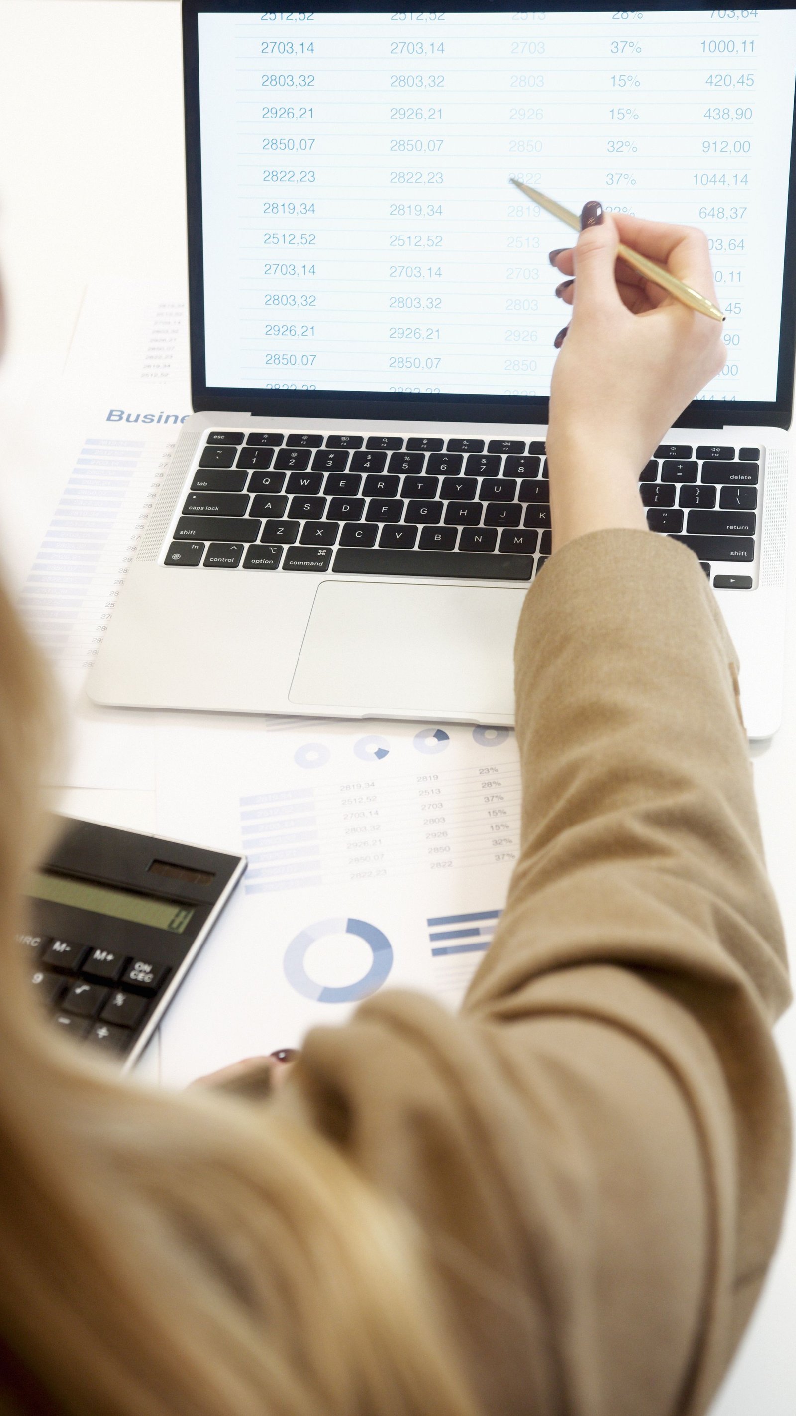 Kreditberaterin analysiert Finanzzahlen am Laptop